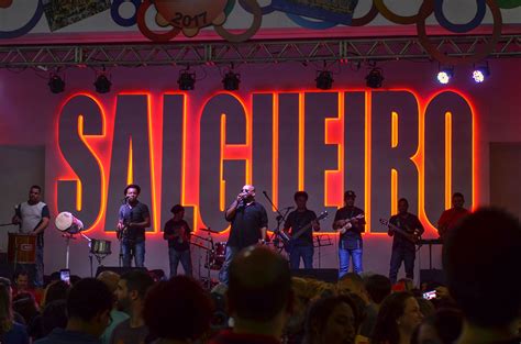  El Concierto Inolvidable de Juscelino: Una Noche de Samba, Sorpresas y un Mono Travieso!